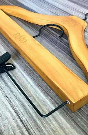 cabide de madeira com pregador cabide de madeira com pregador