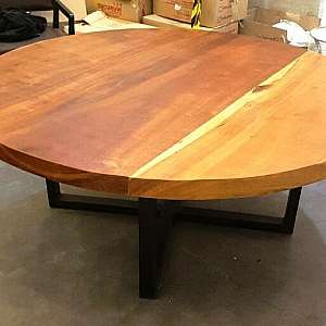 Mesa redonda de madeira rústica Mesa redonda de madeira rústica